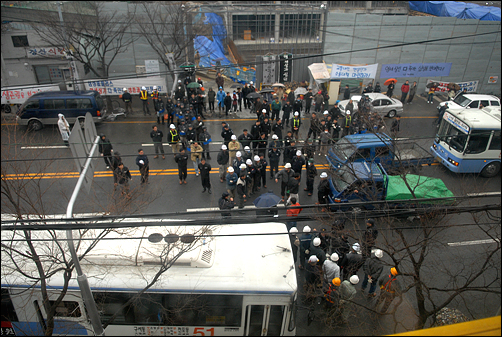 시공업체 직원들은 분풀이차원으로 차선까지 점거해 한때 도로체증이 극심해지기도 했다. 